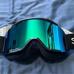 GOGGLES- SKI / SNOWBOARD. SMITH SQUAD SERIES with CHROMAPOP LENS. Like New.